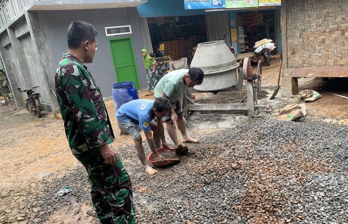 Babinsa Nangela Bersama Warga Gelar Karyabakti Perbaikan Jalan
