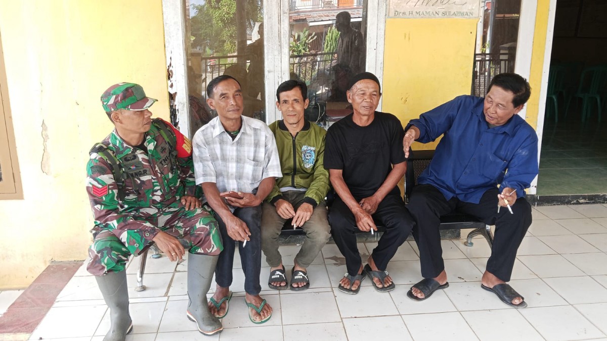 Babinsa Sukamanah Jalin Komsos Bersama Warga Desa Binaan