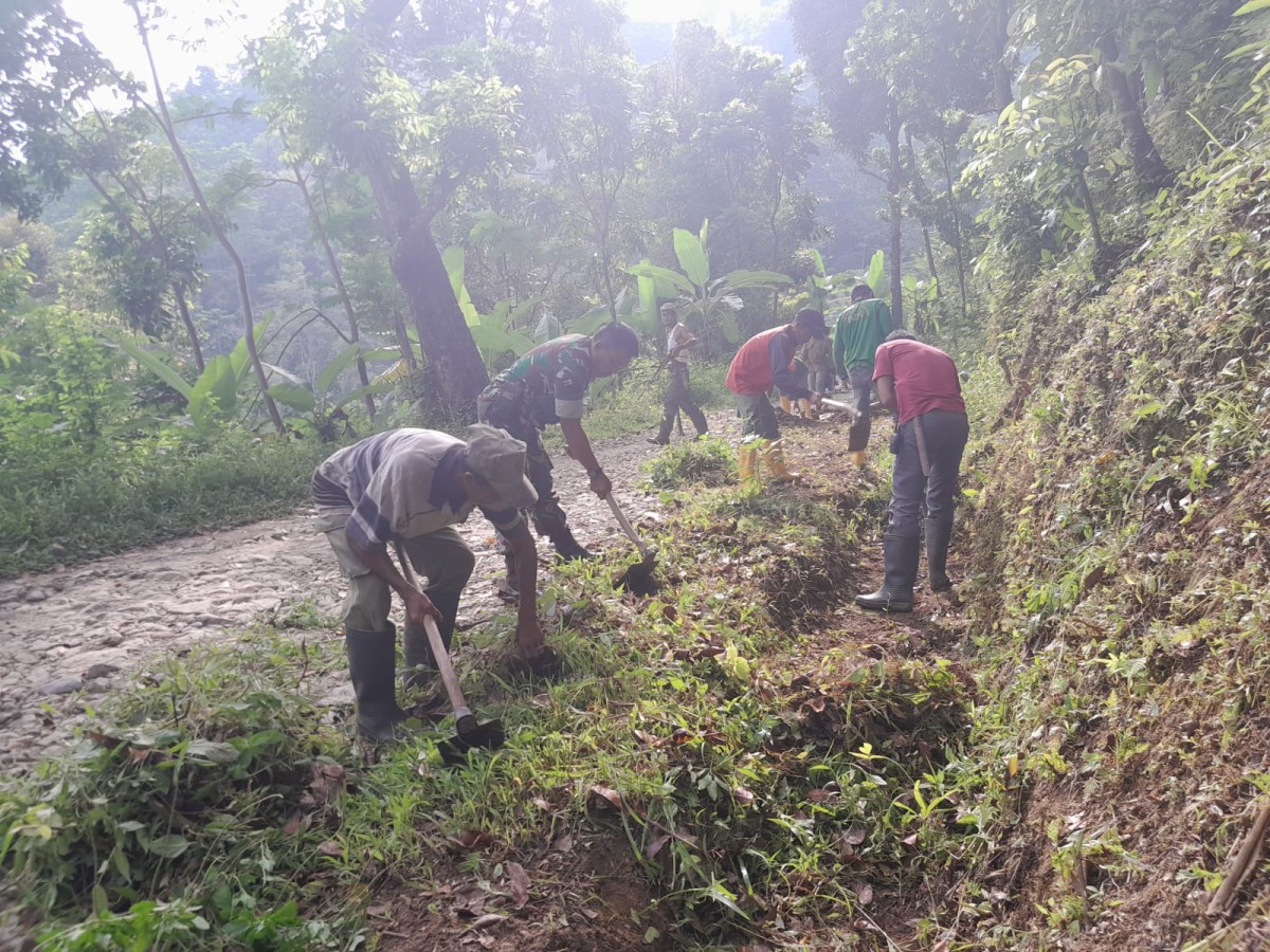 Babinsa Koramil 2201/Cisolok Laksanakan Bakti di Desa Gunung Tanjung
