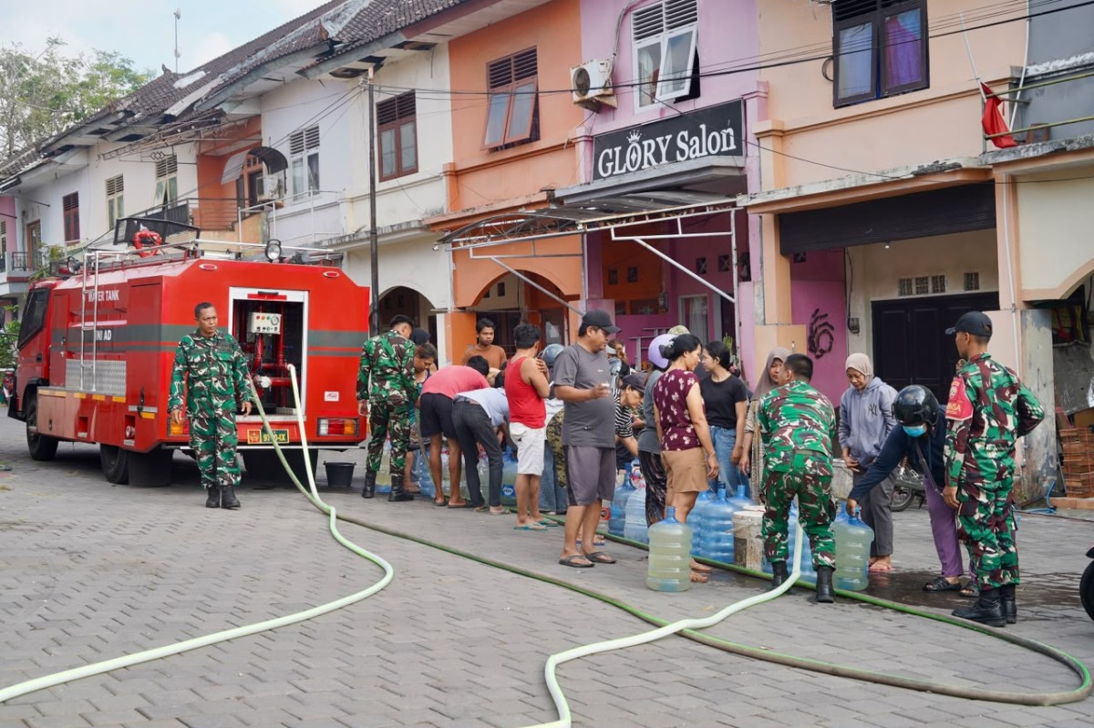 Kekeringan dan Krisis Air, Kodam IX/Udayana Gerakkan Jajaran Salurkan Air Bersih Bagi Masyarakat Terdampak