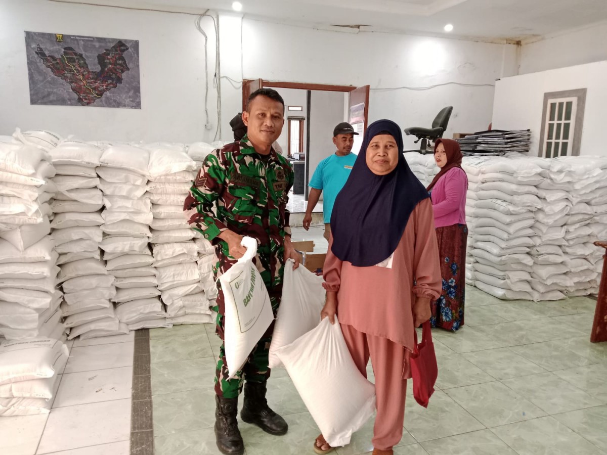 Babinsa Koramil 2206/Parakansalak Dampingi Pendistribusian Bansos di Desa Bojongasih