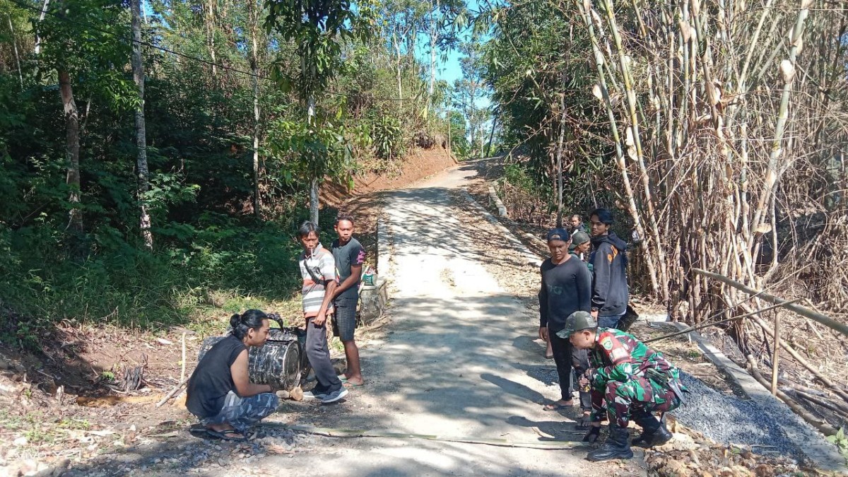 Babinsa Buniwangi Laksanakan Pengukuran Jalan untuk Persiapan Pengaspalan