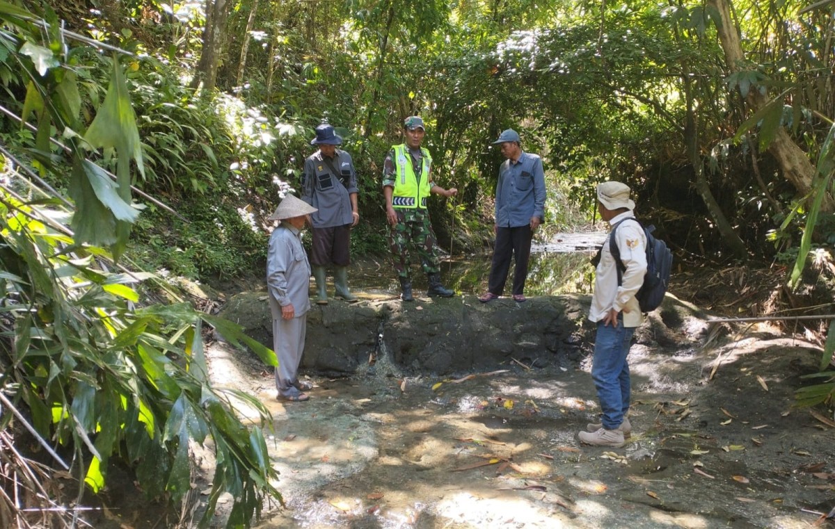 Babinsa Sumberjaya Bersama PPL Laksanakan Pengecekan Sumber Air di Wilayah Binaan