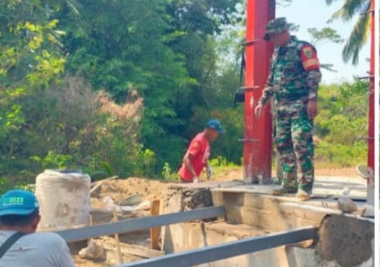 Babinsa Gunungbentang Laksanakan Karyabakti Pembangunan Jembatan