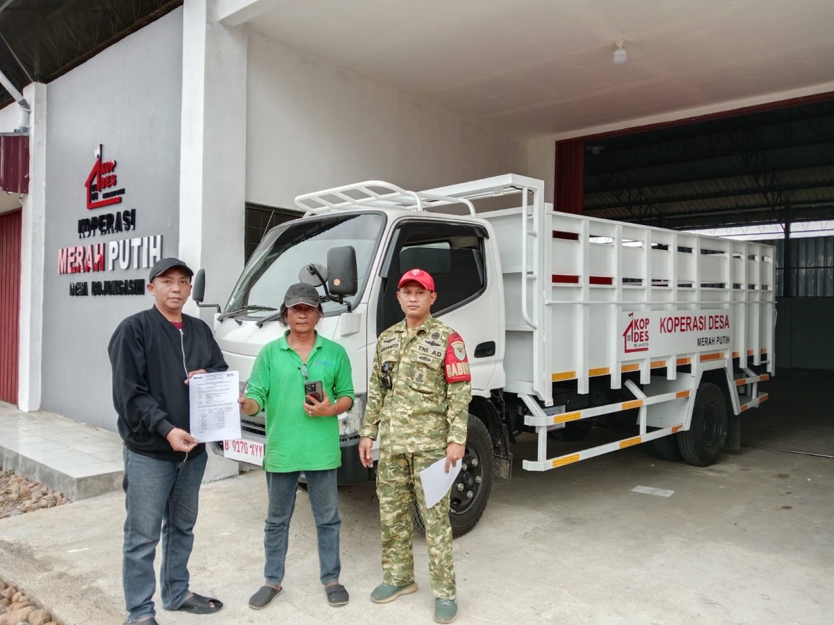 Babinsa Koramil 2206/Parakansalak Dampingi Serah Terima Kendaraan Operasional KDKMP