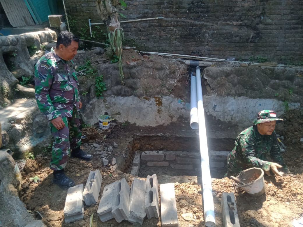 Babinsa Koramil 2202/Palabuhanratu Bantu Perbaikan TPT dan Saluran Pembuangan Masjid