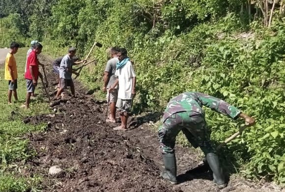 Babinsa Rambay Bersama Warga Laksanakan Karyabakti Pembenahan Jalan