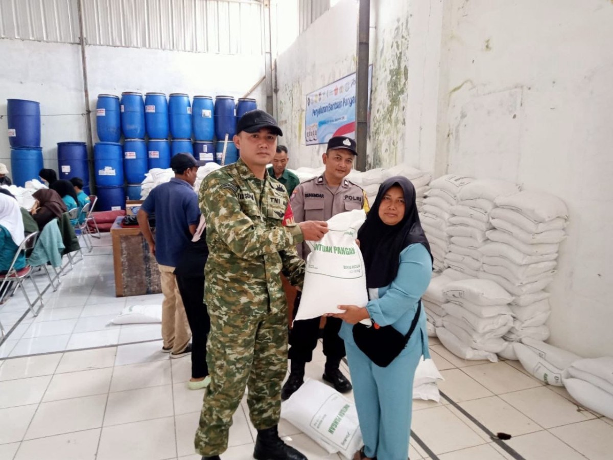 Babinsa Koramil 2212/Tegalbuleud Dampingi Poktan dalam Upaya Ketahanan Pangan