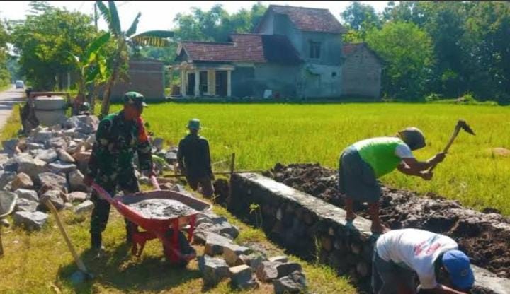 Babinsa Purwasedar Bersama Warga Laksanakan Karyabakti Pembangunan Saluran Irigasi