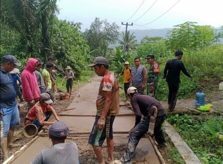Babinsa Tanjungsari Bersama Warga Laksanakan Karya Bakti Pengecoran Jalan Desa