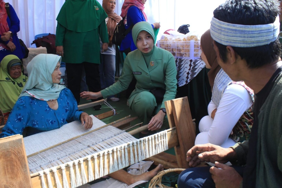 Bikin Salfok! Aksi Ketua Persit Majalengka Ny. Woro Rendra di Bazar TNI Jadi Sorotan, Sosoknya Bikin Warganet Kagum