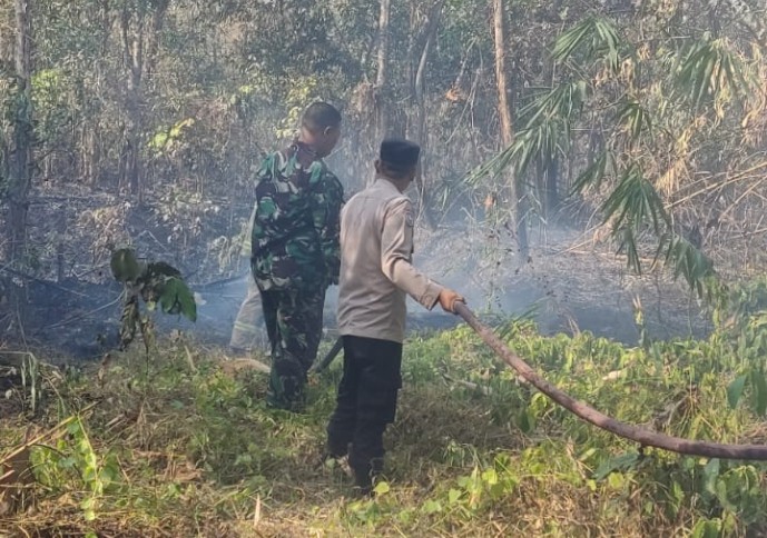 Detik-detik Kepulan Asap Mencekam Gegerkan Palasah Majalengka, Warga dan Petugas Baku Hantam Lawan Si Jago Merah