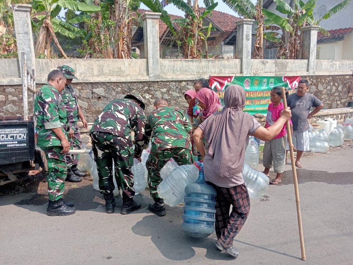 Aksi Tak Biasa Prajurit Koramil Bantarujeg Terjunkan Mobil Bak Rela Menerjang Kekeringan Demi 755 Jiwa