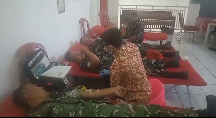 Aksi Kemanusiaan TNI, Koramil Cibadak Donorkan Darah untuk Selamatkan Sesama dalam Rangka HUT ke-81 TNI