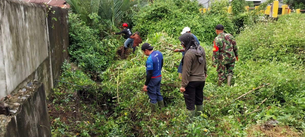 Babinsa dan Warga Kelurahan Jawa Bersihkan Selokan, Wujud Nyata Gotong Royong Jaga Kebersihan Lingkungan.
