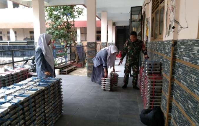 Babinsa Hegarmanah Pastikan Pendistribusian SPPG Berjalan Tertib di Cicantayan