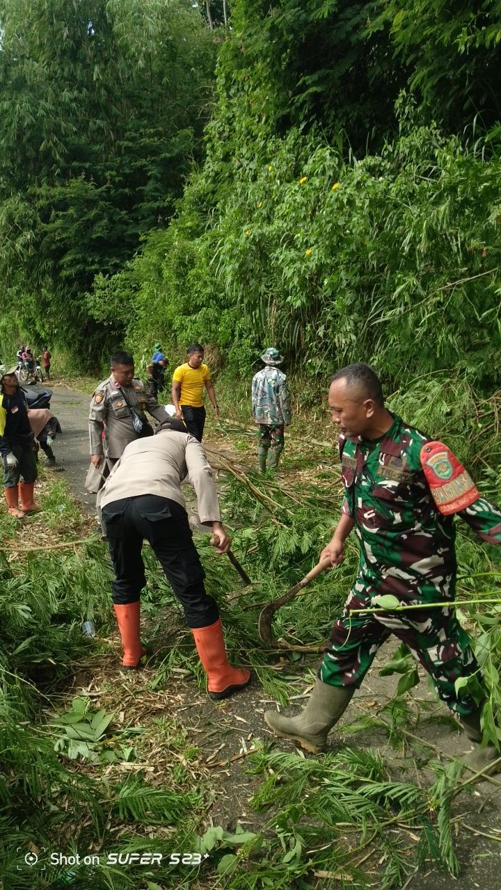 Babinsa Talaga Bersama Warga Perkuat Gotong Royong melalui Kerja Bakti