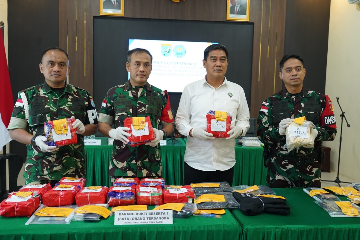Danrem 121/Abw Serahkan Barang Bukti Belasan Kilogram Sabu Hasil Penggagalan di Perbatasan RI-Malaysia ke BNNP Kalbar