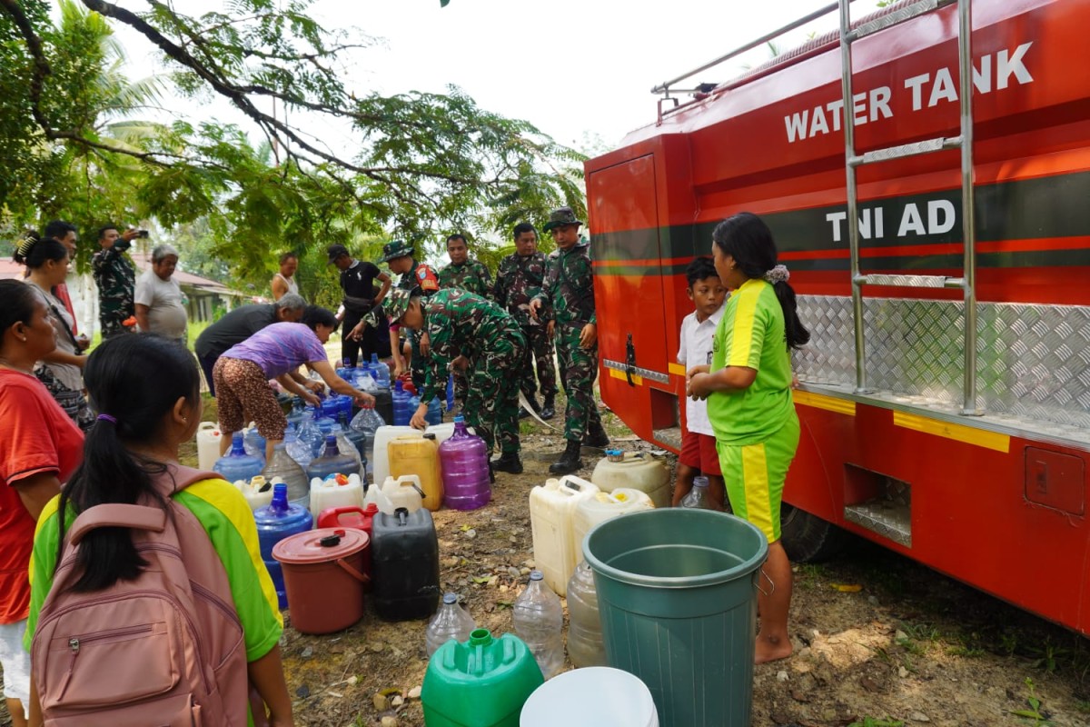 Kodim 1204/Sanggau Salurkan 4.000 Liter Air Bersih untuk Warga Desa Lape