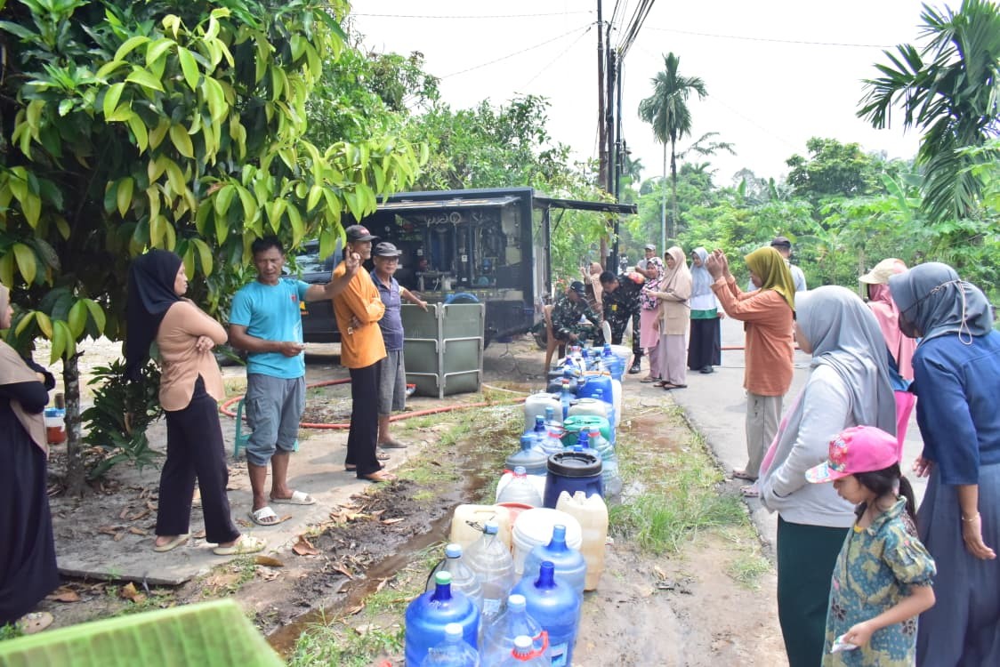 Kodam XII/Tpr Salurkan Bantuan Air Bersih Serentak di Kalbar