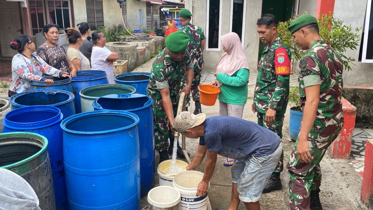 Wujud Kepedulian TNI, Kodim 1202/Singkawang Salurkan Air Bersih untuk Masyarakat Kelurahan Kuala