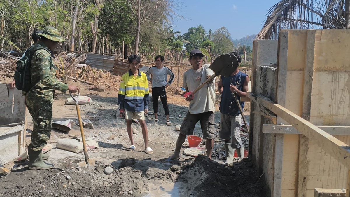 Babinsa Beru Sertu Ismail Awasi Pembangunan Jembatan Gantung di Desa Binaan