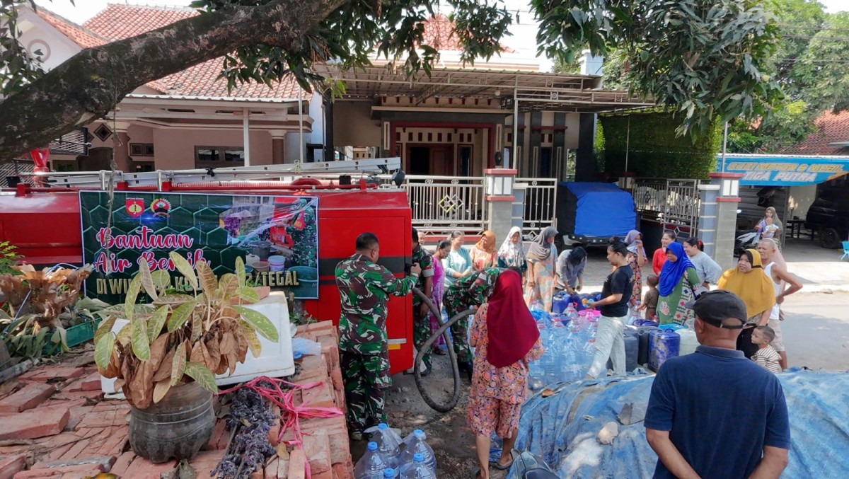 Musim Kemarau, Kodim 0712/Tegal Salurkan Bantuan Air Bersih untuk Warga Bojong Kelor