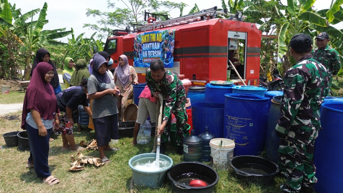 Kodim 0703/Cilacap Salurkan 3.500 Liter Air Bersih Untuk Warga Gintungreja