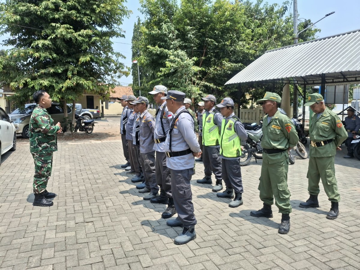 Babinsa Koramil 18/Pagerbarang Bekali Satlinmas Keterampilan dan Kesiapsiagaan