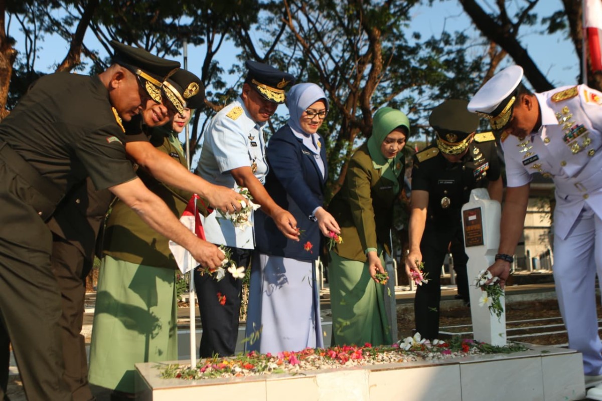 HUT ke-81 TNI, Kasdam XIV/Hsn Pimpin Ziarah untuk Kenang Jasa Para Pahlawan