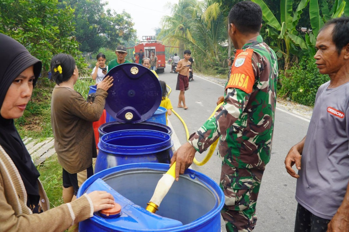 Atasi Krisis Air Bersih Dampak Karhutla, Babinsa Desa Mensere dan Desa Jirak Salurkan Air Bersih kepada Warga