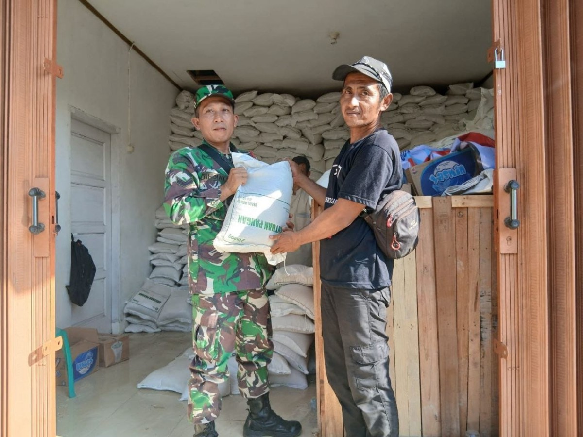 Babinsa Tanjungsari Dampingi Pendistribusian Bantuan Pangan Beras untuk Warga