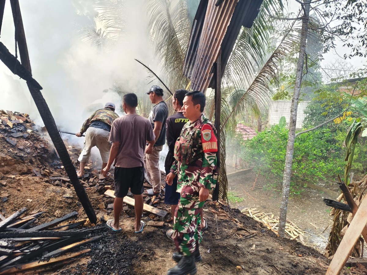 Babinsa Koramil 2211/Sagaranten Bersama Damkar dan Warga Padamkan Kebakaran Rumah di Cidolog