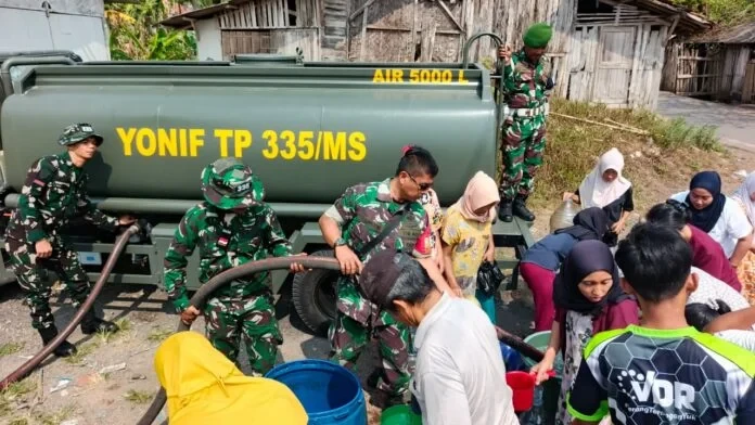 Kodim 0612/Tasikmalaya dan Yonif TP 335/Macan Sukapura Salurkan Air Bersih untuk Warga Terdampak Kemarau