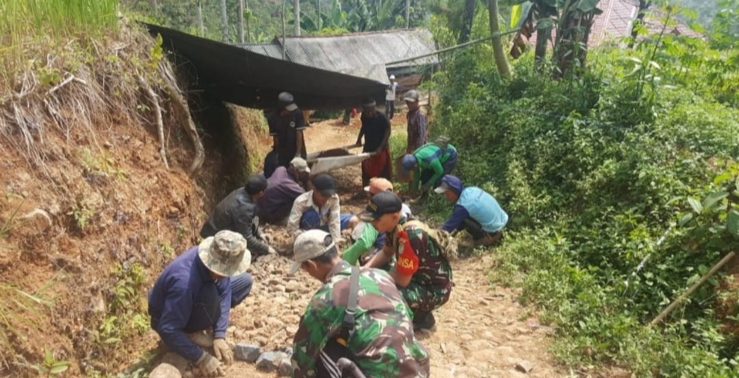 Babinsa Koramil 2209/Lengkong Bersama Warga Gotong Royong Perbaiki Jalan Lingkungan