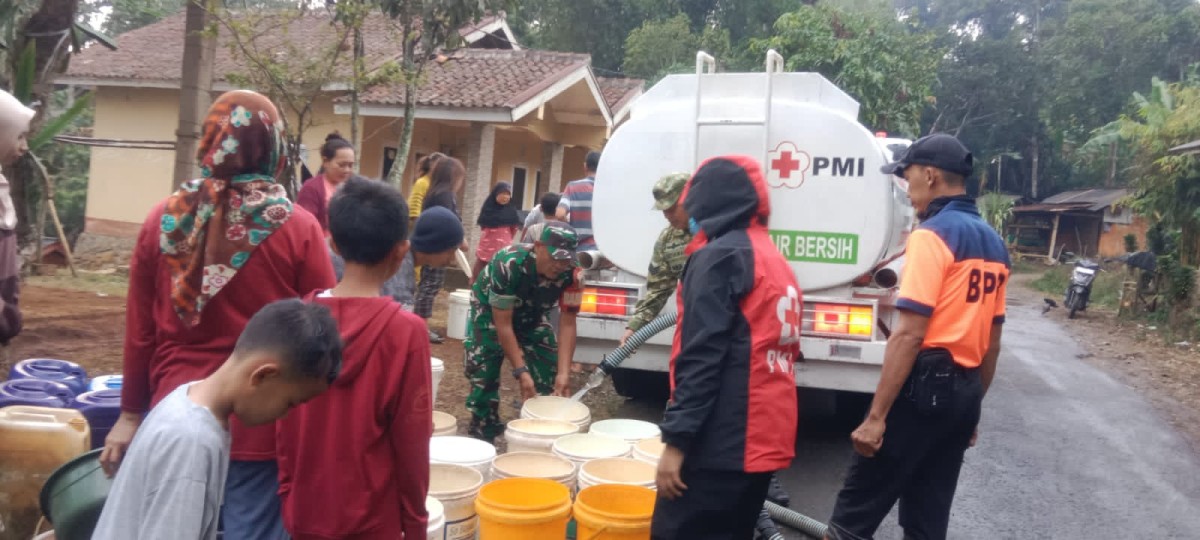 Babinsa Koramil 2208/Nyalindung Bantu Penyaluran Air Bersih kepada Warga Desa Ciengang