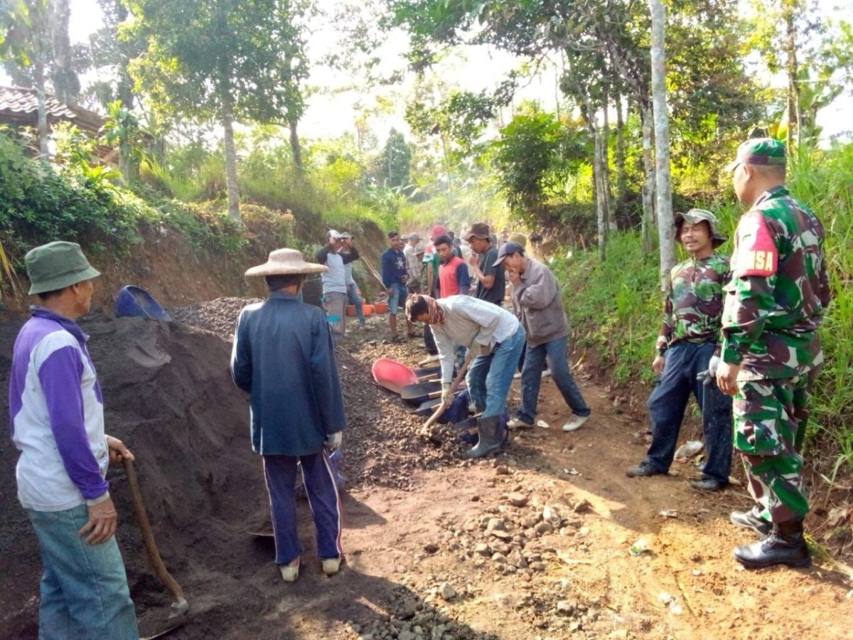 Babinsa Sindangresmi Bersama Warga Laksanakan Karya Bakti Pengerasan Jalan Desa