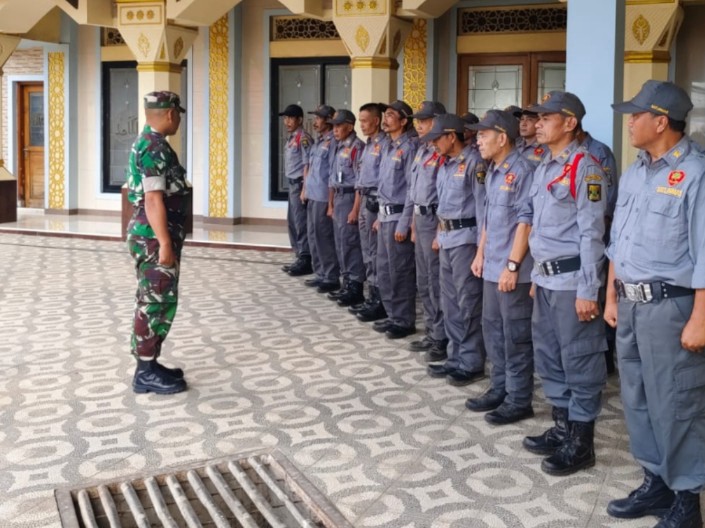Babinsa Koramil 2206/Parakansalak Berikan Pembinaan Linmas di Desa Bojonglongok