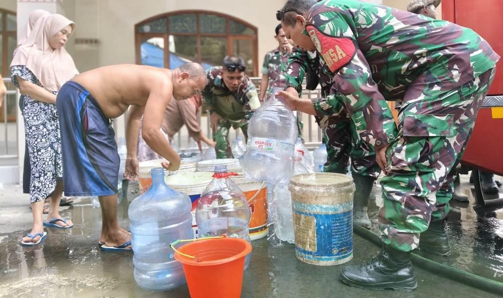 Aksi Tanggap Krisis Air Bersih, Kodim 0622 Sukabumi Terjunkan Armada Pasok Desa Buniwangi
