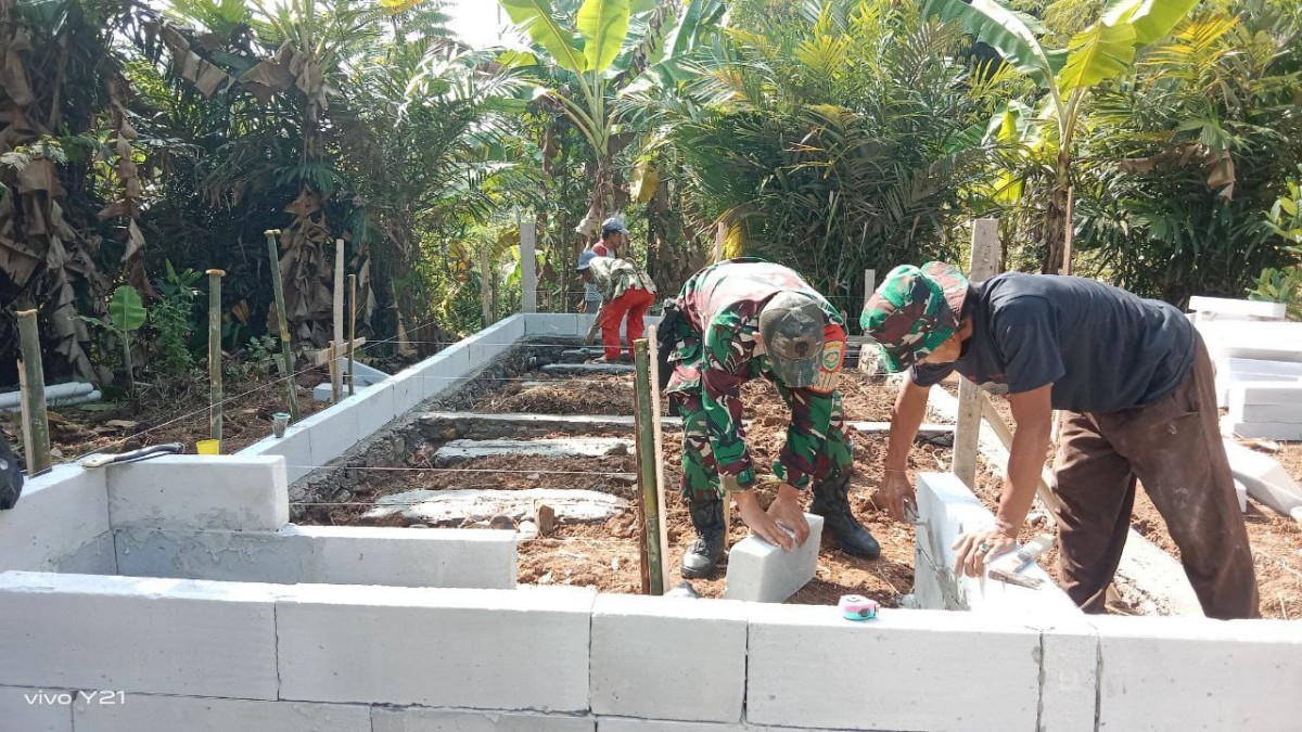 Babinsa Koramil 2208/Nyalindung Laksanakan Bakti Pembangunan MCK di Desa Buniwangi