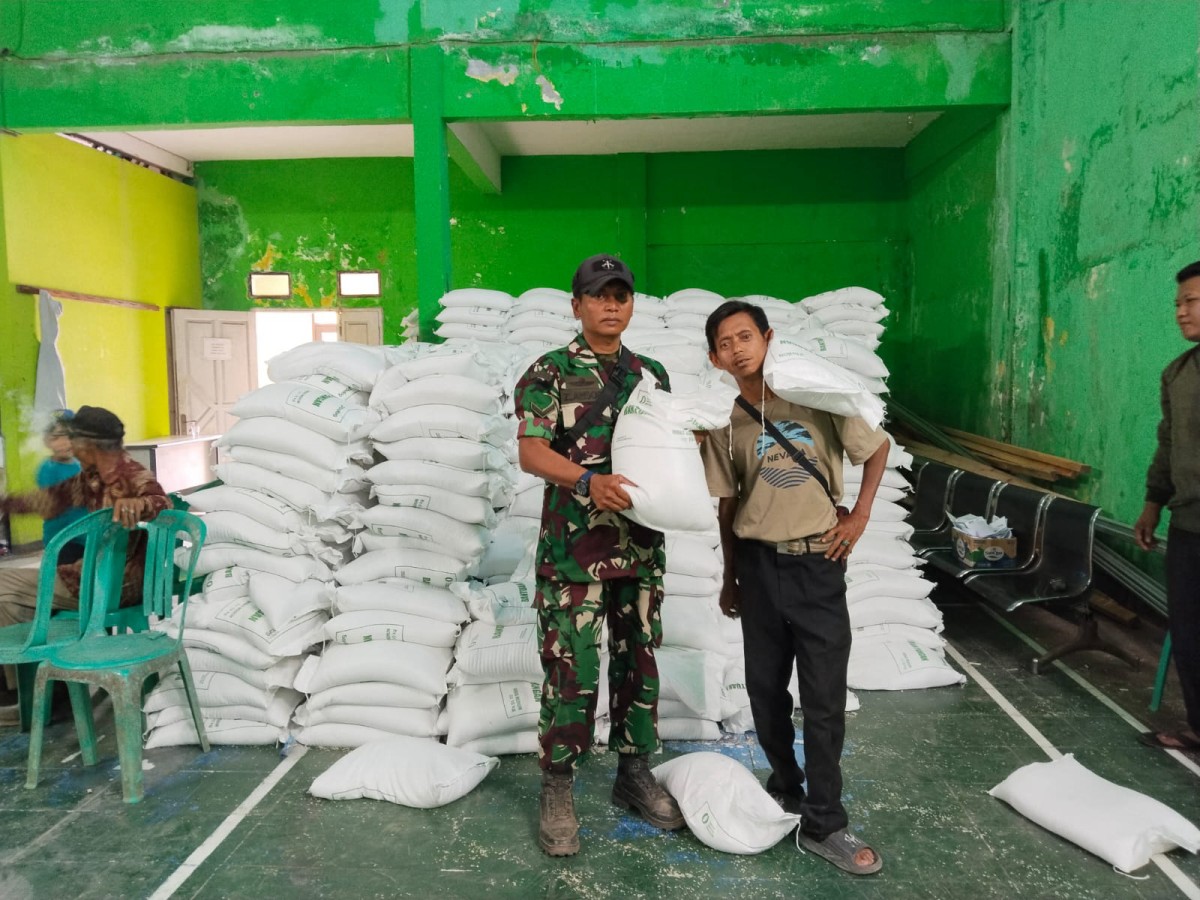 Babinsa Koramil 2202/Palabuhanratu Awasi Pembagian Bantuan Beras di Desa Kertajaya
