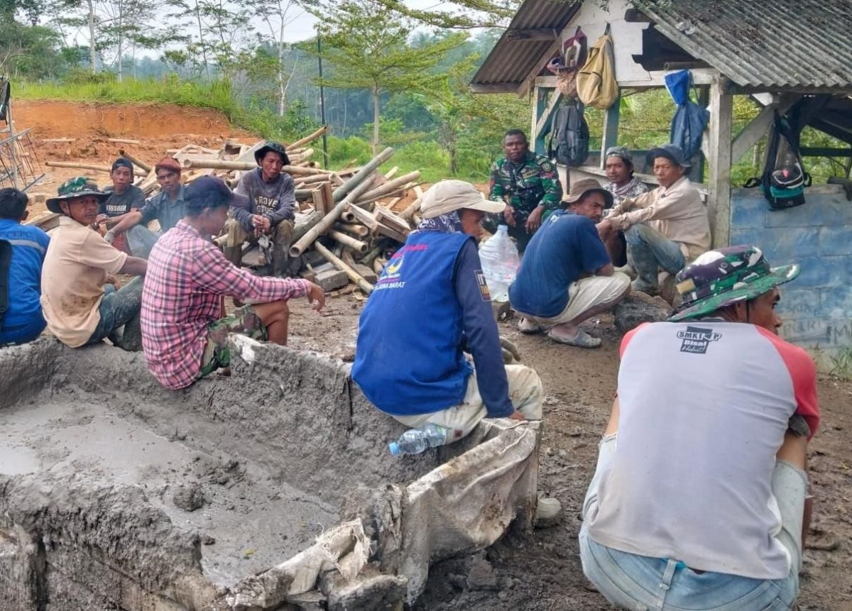 Babinsa Bojongtipar Jalin Komunikasi Sosial Bersama Warga