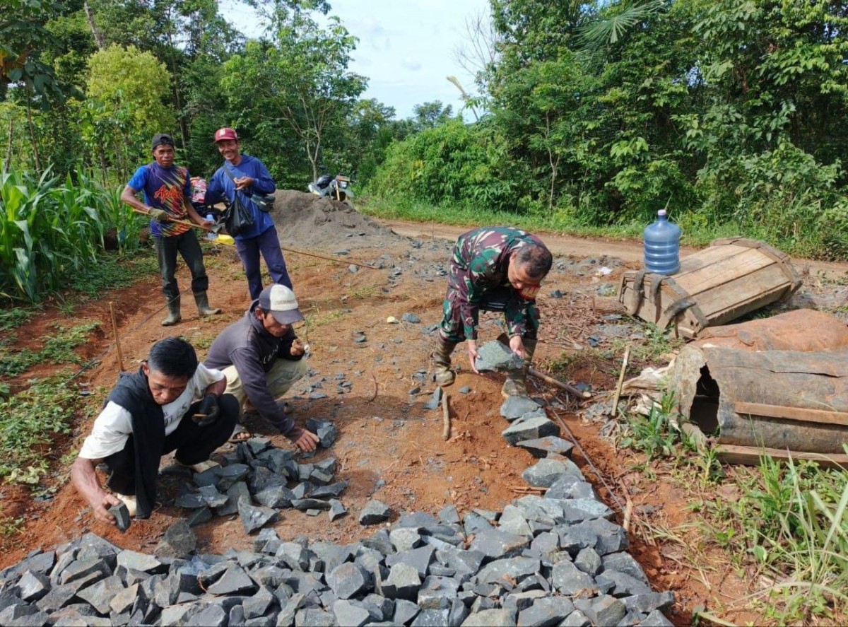 Babinsa Desa Cijulang Koramil 2207/Jampangtengah, melaksanakan kegiatan Karya Bakti (Karbak) bersama warga