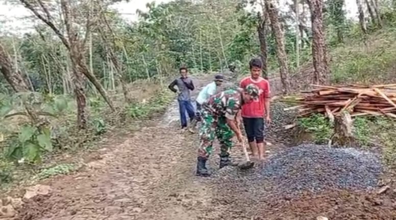 Babinsa Sumberjaya Bersama Warga Laksanakan Karyabakti Pengerasan Jalan