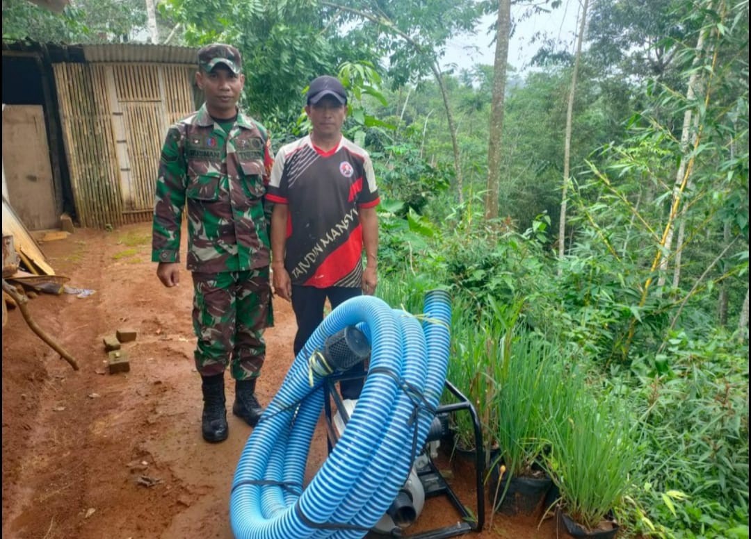 Babinsa Cilangkap Lakukan Pengecekan Kelengkapan Mesin Pompa Air Poktan Itikurih