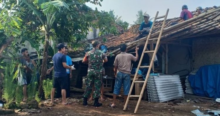 Wujud Kemanunggalan TNI, Babinsa Kertajaya Pimpin Gotong Royong Bedah Rumah Warga