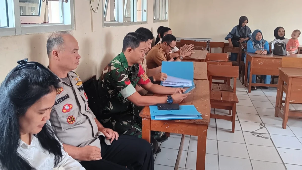 Cianjur, – Sinergitas antara TNI dan rakyat kembali terlihat nyata di wilayah hukum Kodim 0608/Cianjur. Sebagai wujud nyata kepedulian terhadap kondisi masyarakat di wilayah binaan, Bintara Pembina Desa (Babinsa) Koramil 0608-09/Ciranjang, Serka Hendriana