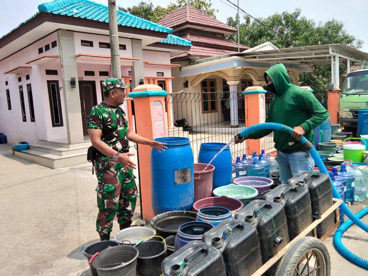Koramil Krangkeng Monitoring Krisis Air Bersih di Luwunggesik Indramayu, 10 Ribu Liter Air Didistribusikan ke Warga Terdampak Kemarau