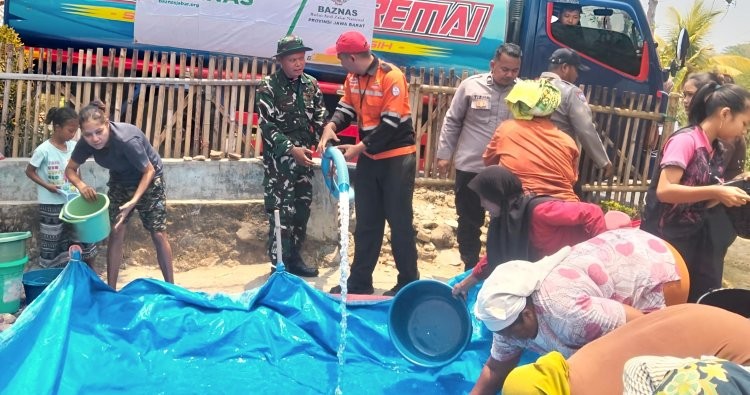 Babinsa Koramil 1507/Luragung Dampingi Pendistribusian Air Bersih BAZNAS untuk Warga Desa Cimahi