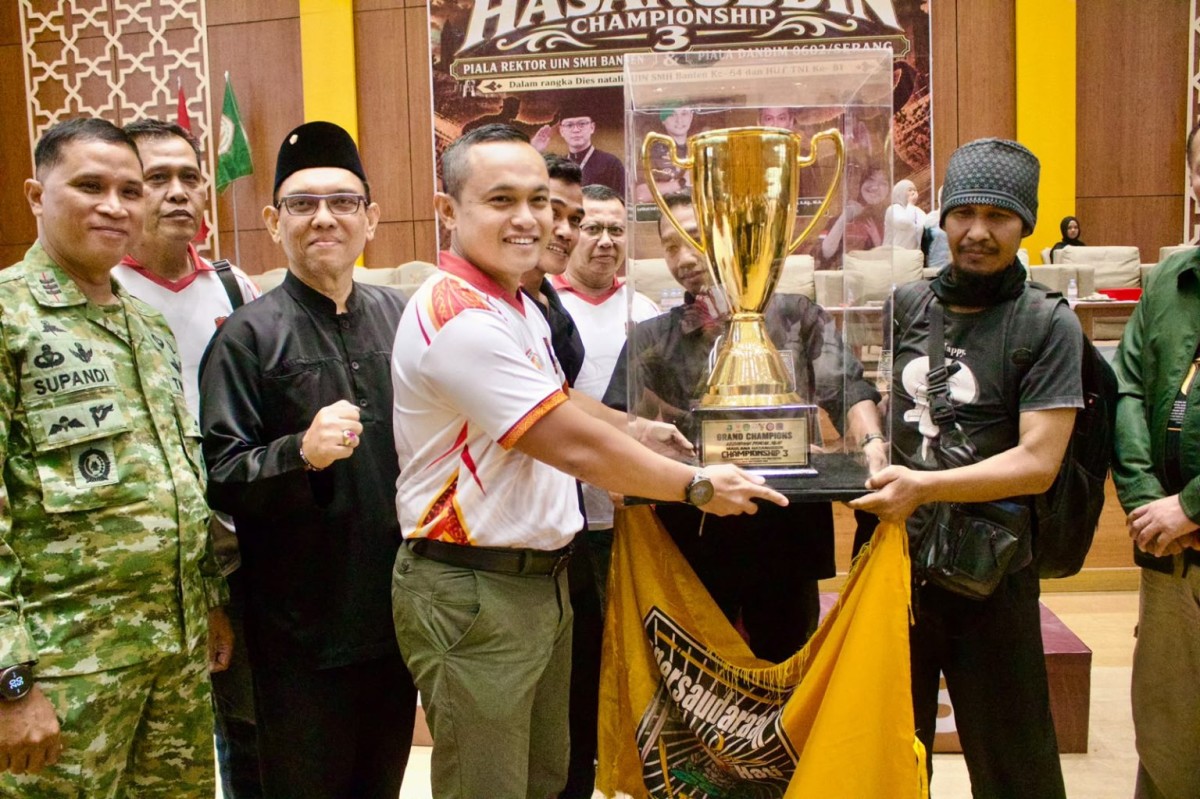 Dandim 0602/Serang Berikan Tropi Kejuaraan Pencak Silat Maulana Hasanuddin Banten Championship 3